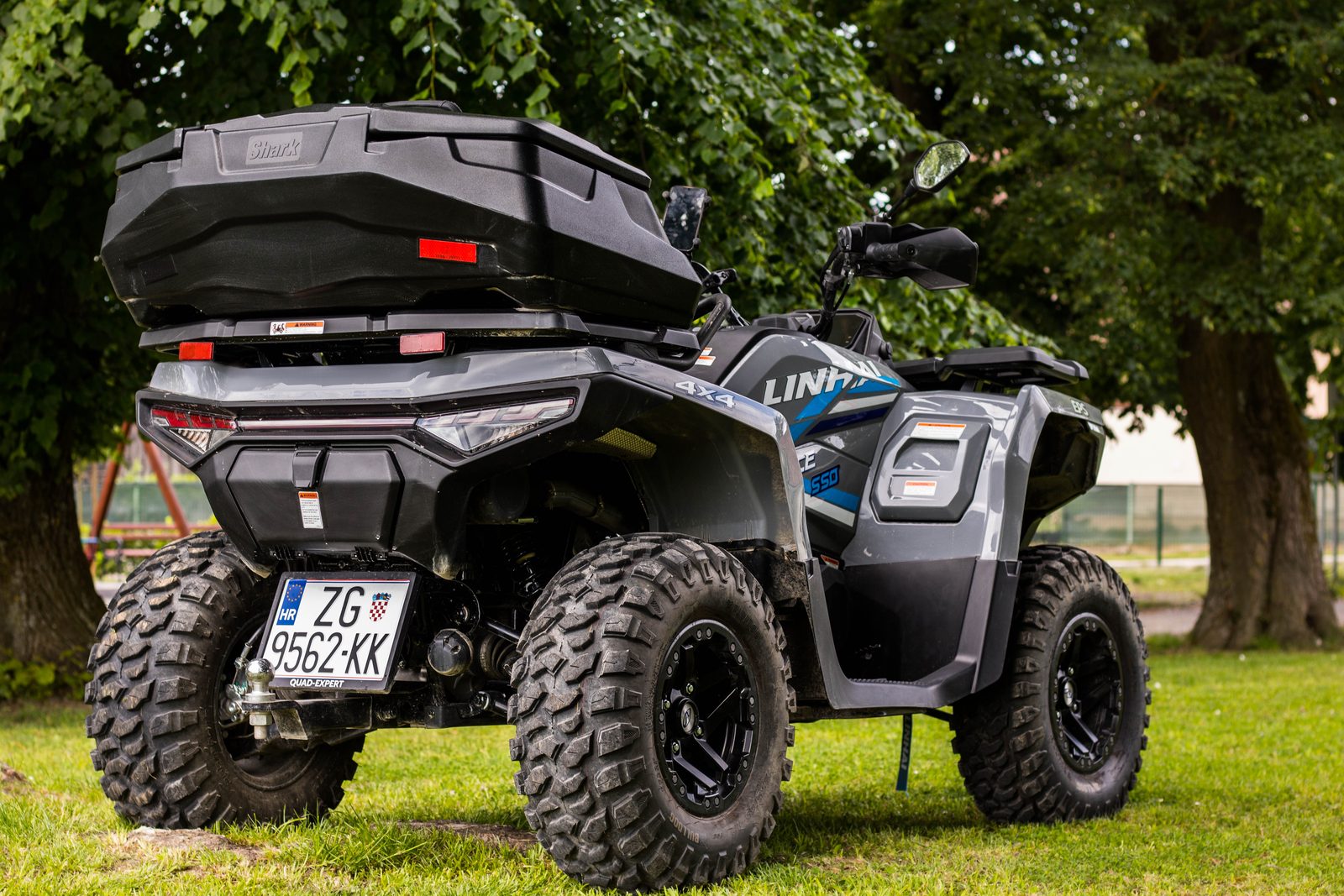 Quad s prtljažnikom na travi